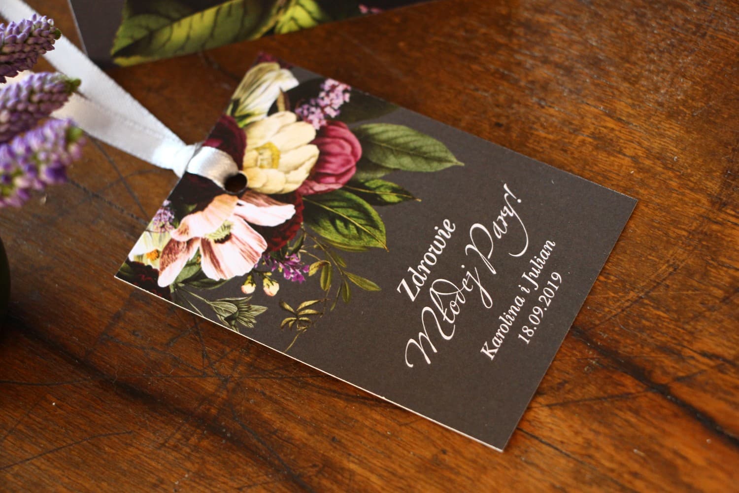 Eleganckie Zawieszki na Wódkę Weselną Kwiaty Burgund | Etykiety na Alkohol | Eteryczne nr 2