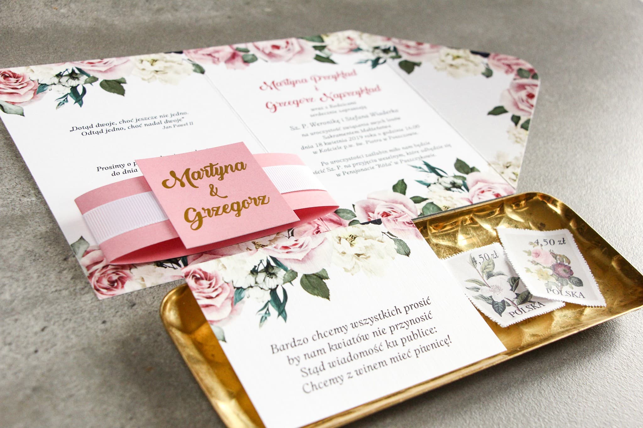 Zaproszenia ślubne glamour z owijką i złoconymi piwoniami – Lotaro nr 4