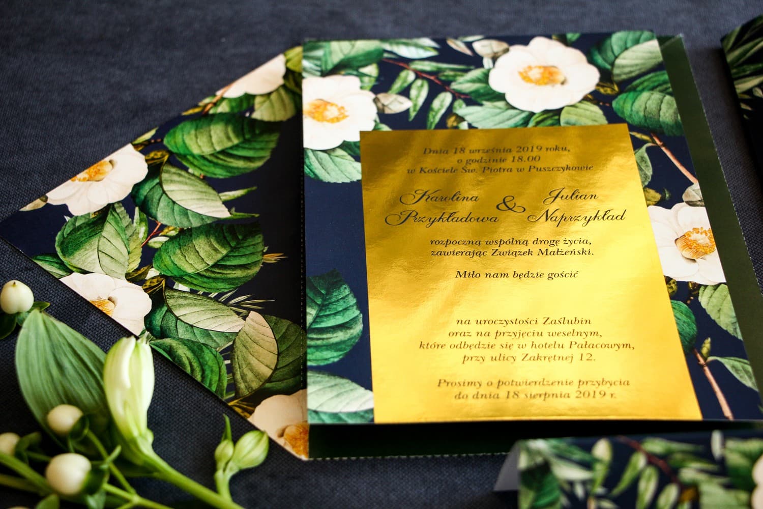 Zaproszenia ślubne granatowe w stylu glamour ze złoceniem i białą kamelią – Laura nr 2