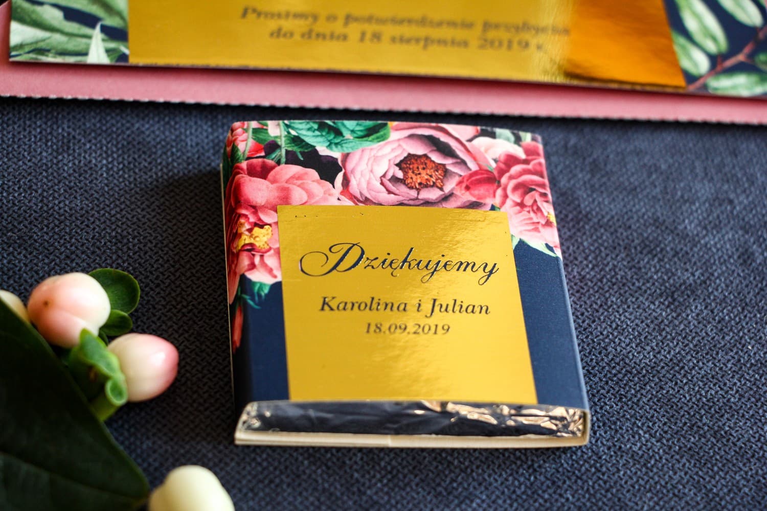 Złoto Granatowe Czekoladki Ślubne z Kwiatami | Personalizowane Podziękowania dla Gości | Laura nr 3