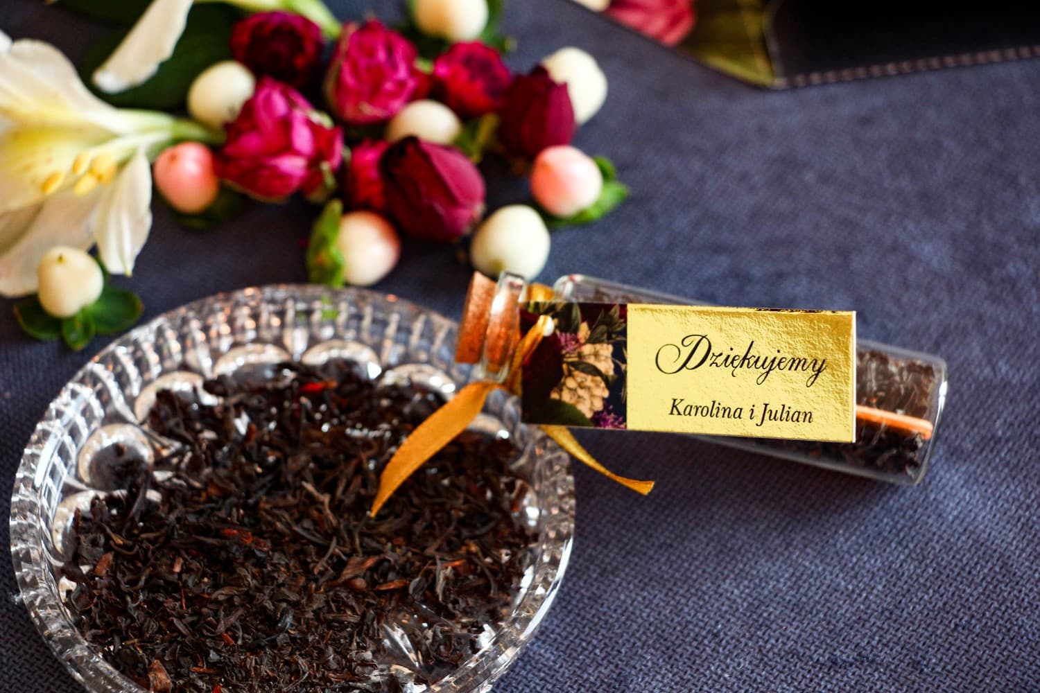 Eleganckie Podziękowania dla Gości Weselnych, Herbata w Buteleczce ze Złotą Przywieszką | Laura nr 1