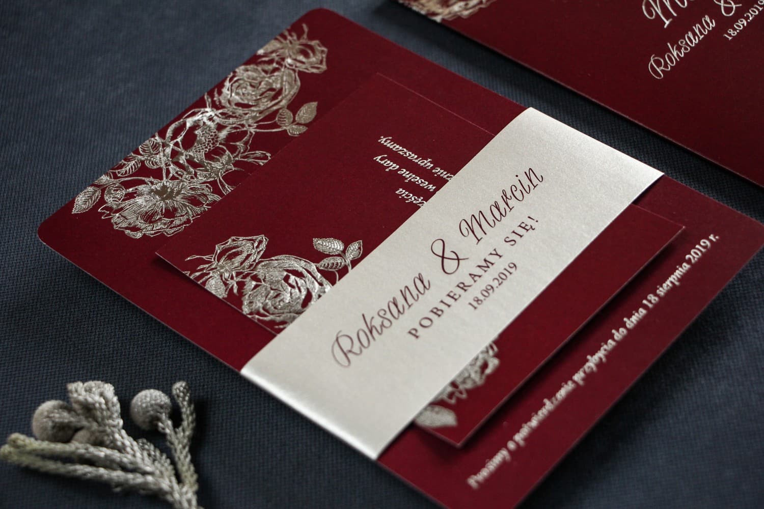 Zaproszenia ślubne bordowe ze srebrzeniem i perłową opaską – Mikado 2 - 2