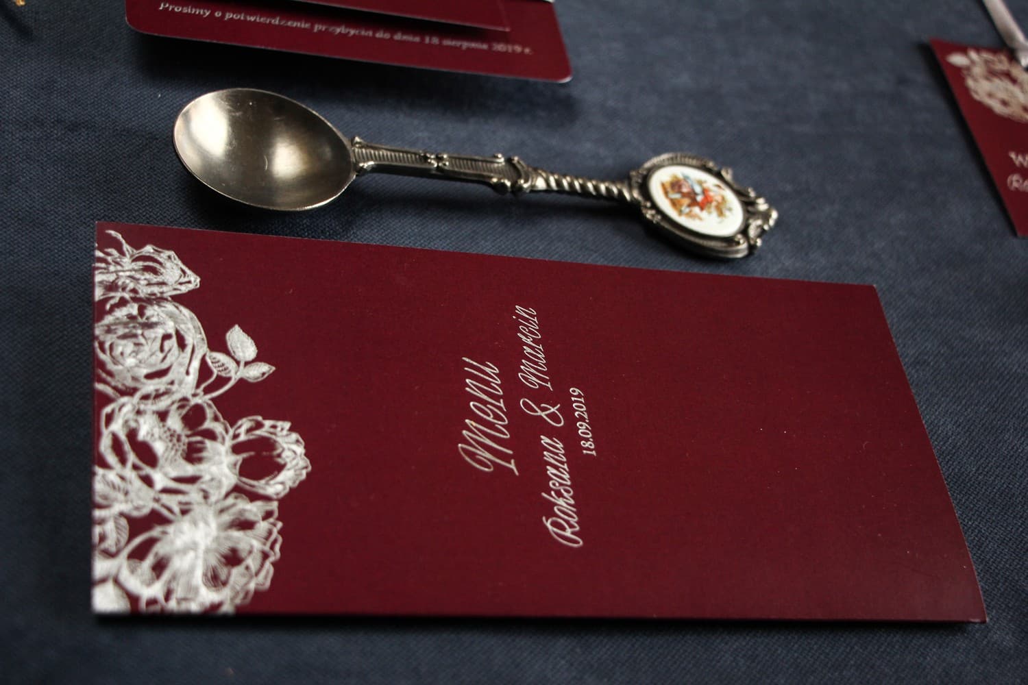 Eleganckie Menu Weselne Składane Srebrzone, Bordowe Tło | Menu Ślubne Glamour na Stół | Mikado Nr 2