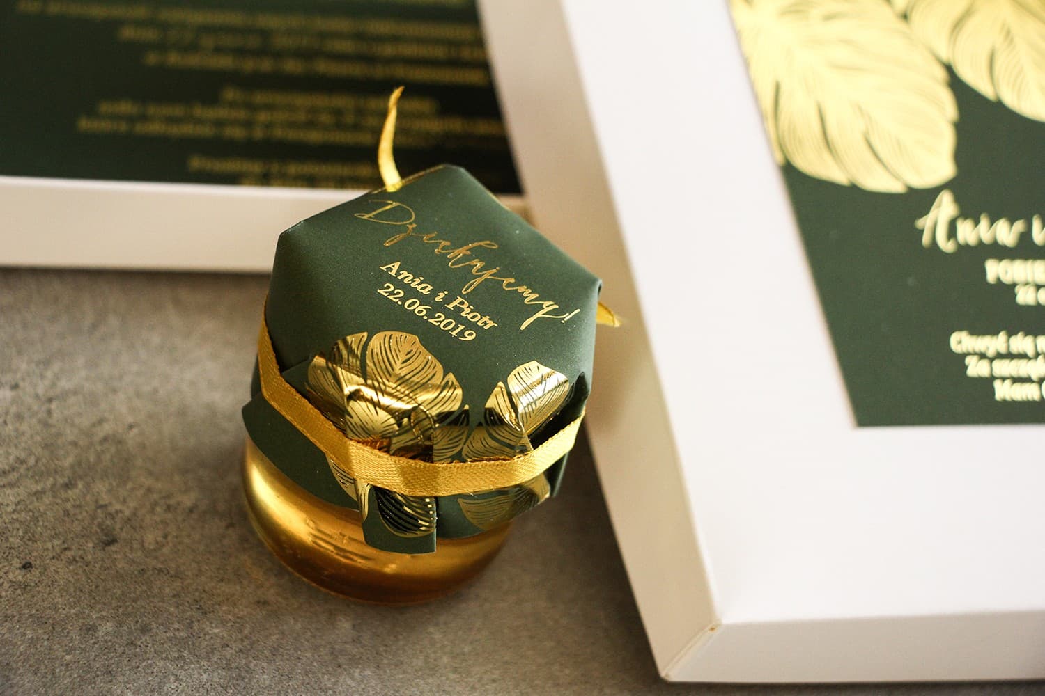 Złocone Miodki Ślubne Szafir nr 1 – Słodkie Podziękowanie z Motywem Monstery