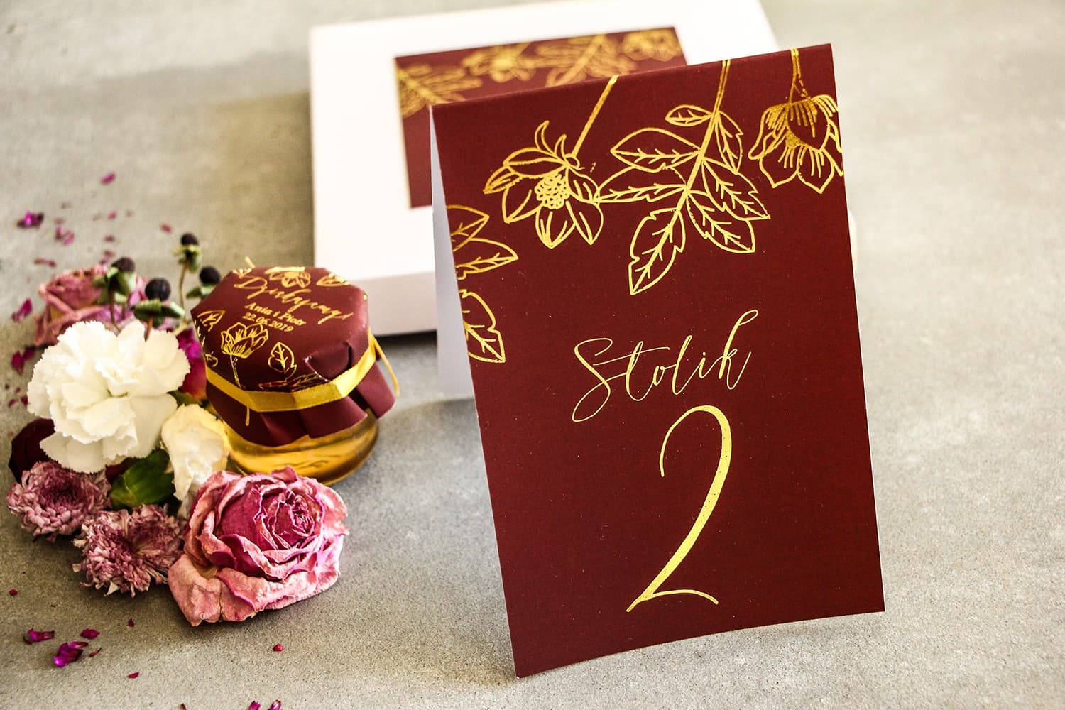 Bordowe Numery na Stół ze Złoconymi Gałązkami | Eleganckie Numerki Weselne Glamour | Szafir nr 3