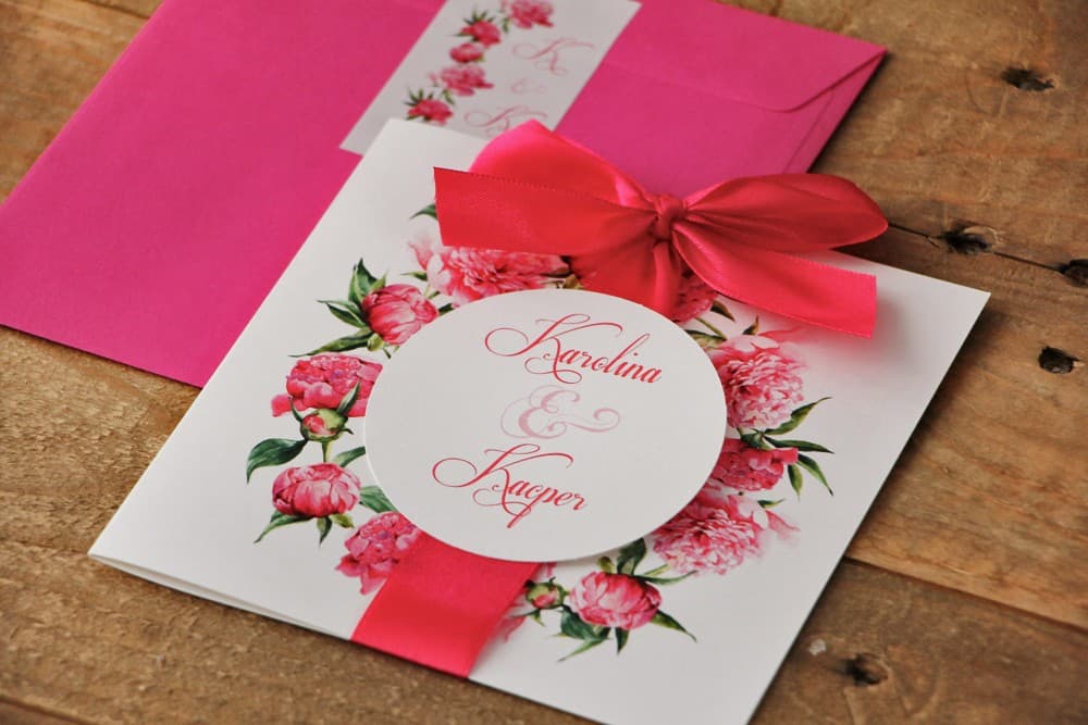 Zaproszenia ślubne z amarantową piwonią i kokardką, elegancki motyw kwiatowy – Akwarele nr 6