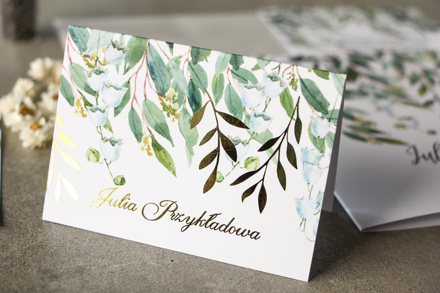 Winietki Ślubne Rubin nr 4 – Wizytówki na Stół z Motywem Złoconych Konwalii