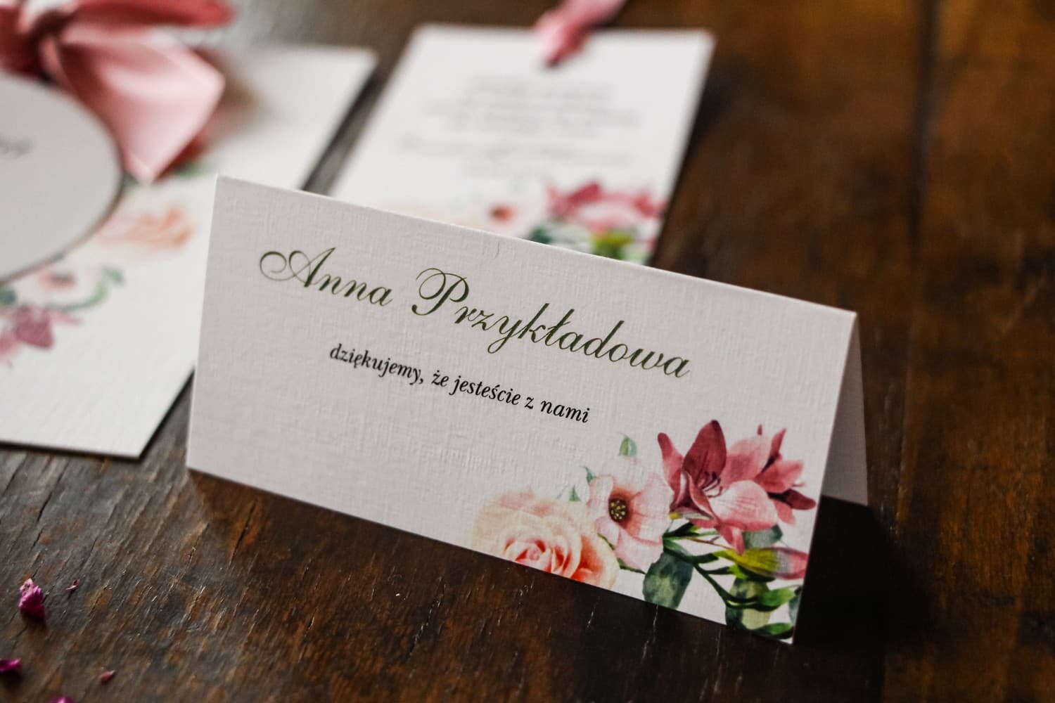Winietki Ślubne Akwarele nr 27 – Wizytówki na Stół z Motywem Róż i Frezji