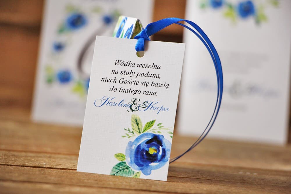 Niebieskie Zawieszki na Alkohol z Akwarelowymi Różami, Papier Len | Eleganckie Zawieszki na Wódkę Weselną | Akwarele nr 10