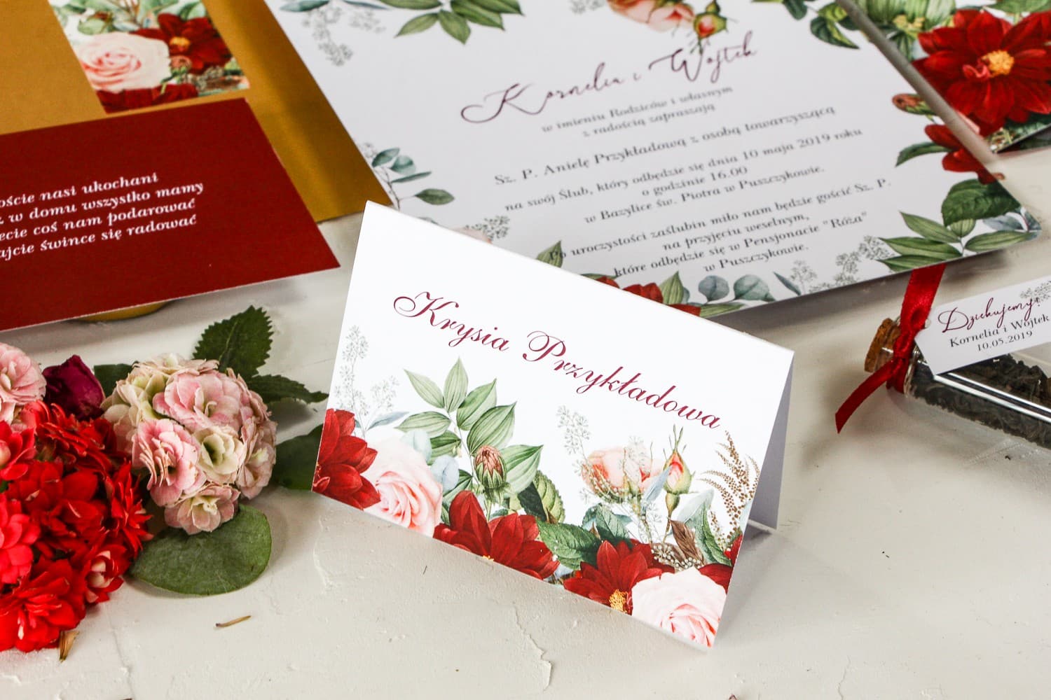 Winietki Ślubne Wenis nr 3 – Wizytówki na Stół z Motywem Bordowych Dalii i Róż