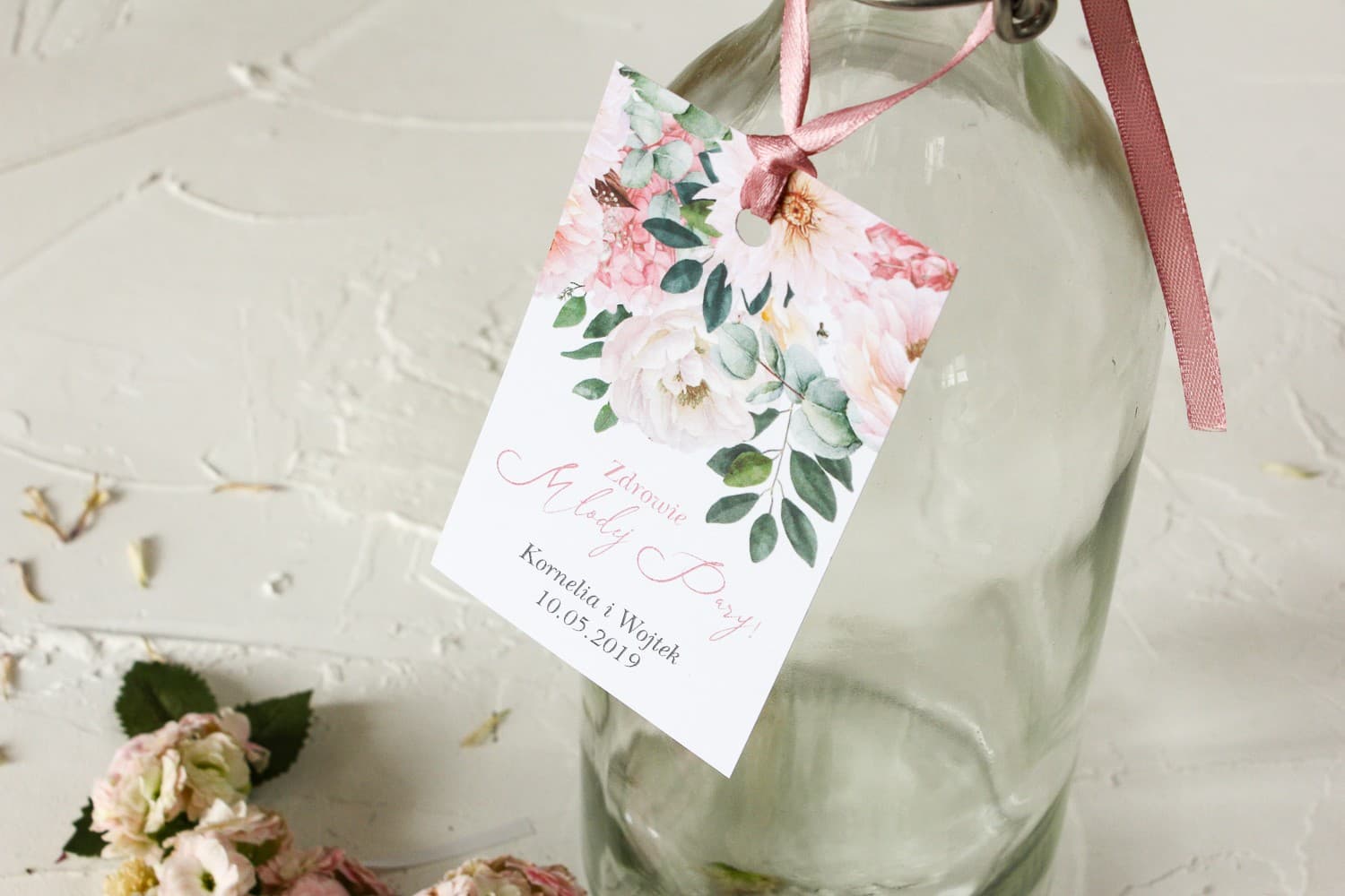 Różowe Zawieszki na Wódkę z Piwoniami i Daliami | Etykiety na Alkohol Weselny | Wenis nr 6