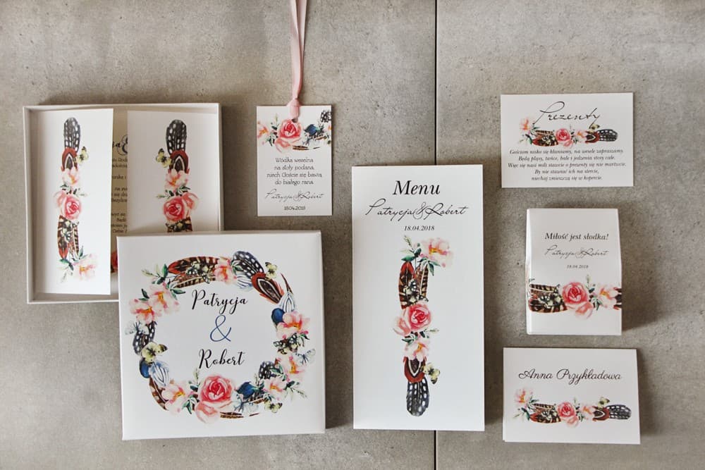 Zestaw próbek papeterii ślubnej z motywem wianka, piór i motyli | Próbki Zaproszeń Ślubnych Boho | Pistacjowe nr 16