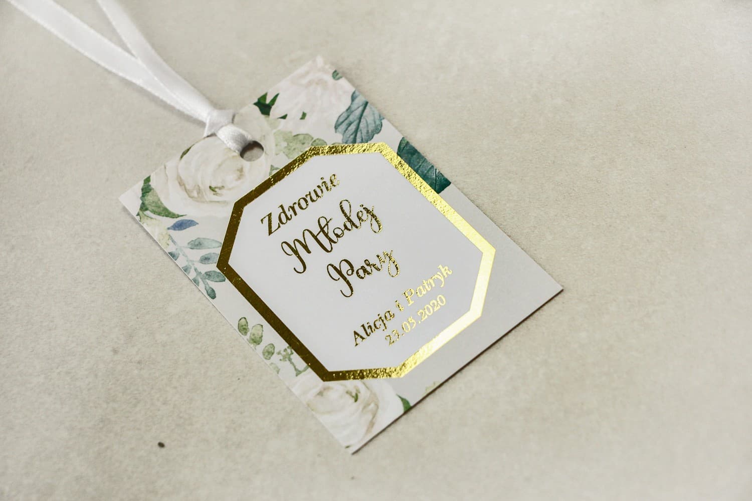 Złocone Zawieszki na Alkohol z Różami i Piwoniami | Eleganckie Przywieszki na Wódkę Weselną | Lotus nr 4