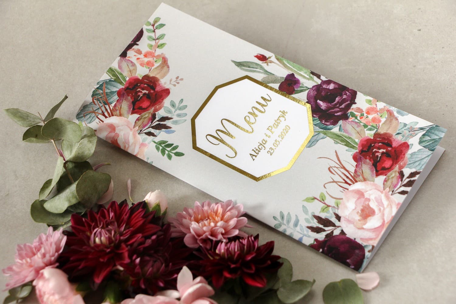 Burgundowa Elegancja Menu Weselne z Złoceniami | Piwonie i Róże | Lotus Nr 5