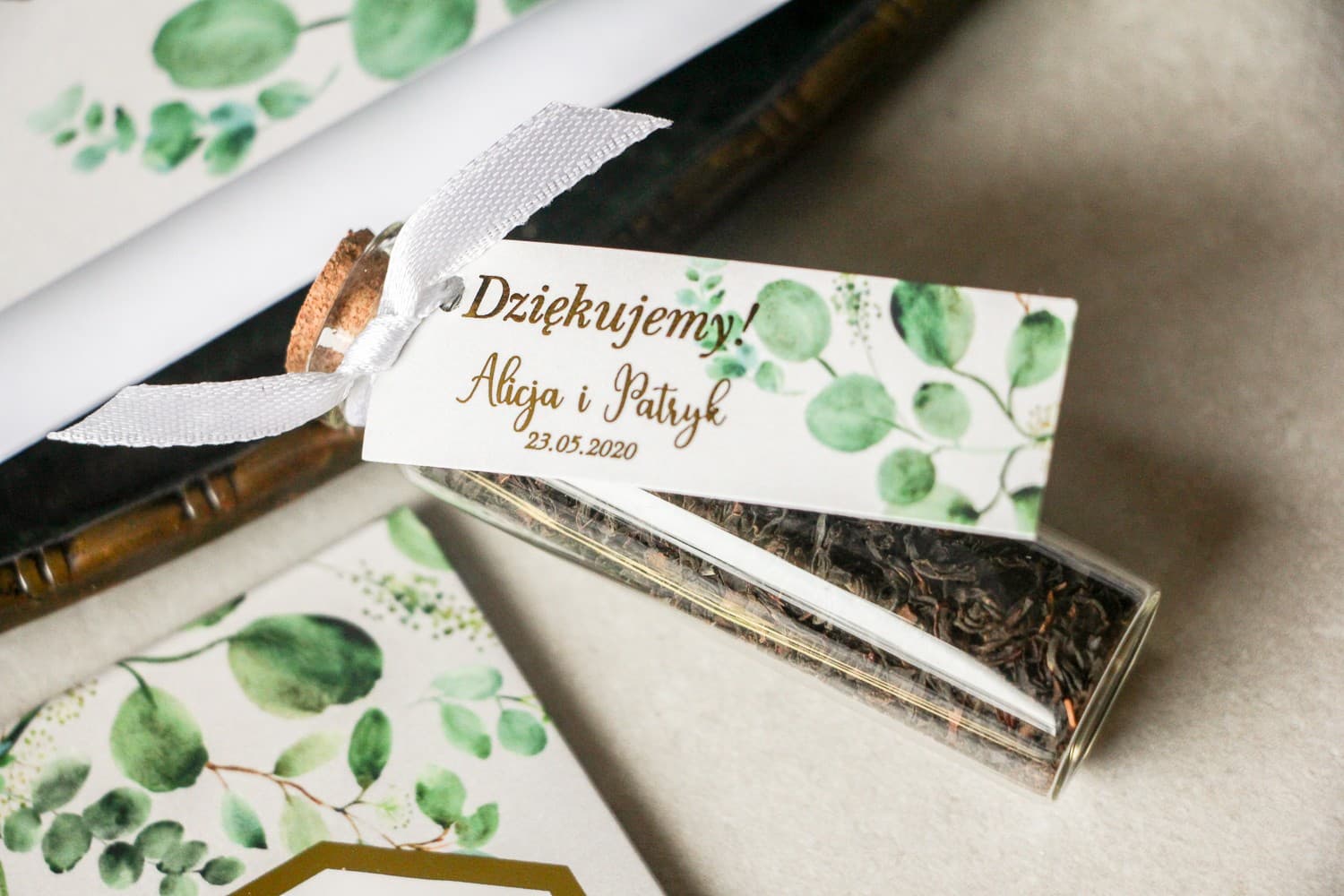 Podziękowania dla gości Buteleczka z Herbatą i złoconą przywieszką Eukaliptus | Upominki Weselne | Lotus nr 3