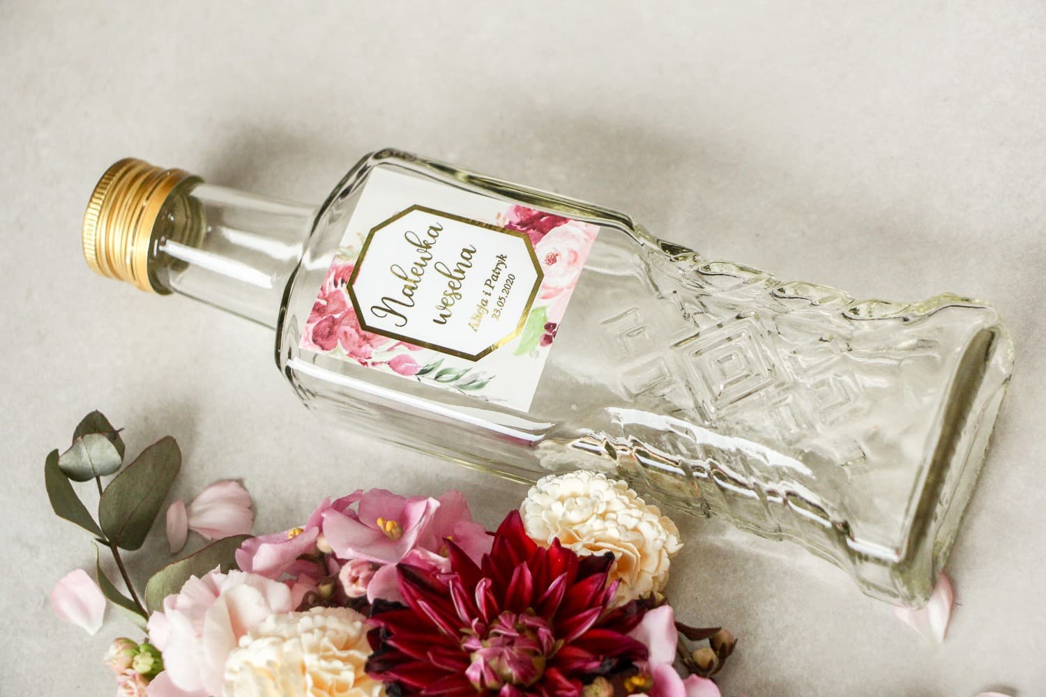 Buteleczki na Nalewki Weselne Złocone Etykiety Piwonie | Personalizowane Podziękowania dla Gości | Lotus nr 2