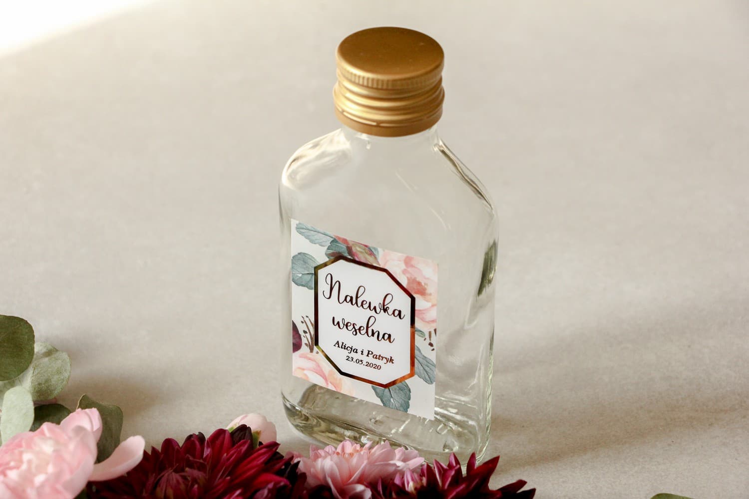 Buteleczki na nalewki weselne ze złotą etykietą i bordowymi kwiatami | Podziękowania dla Gości | Lotus nr 5 - 2