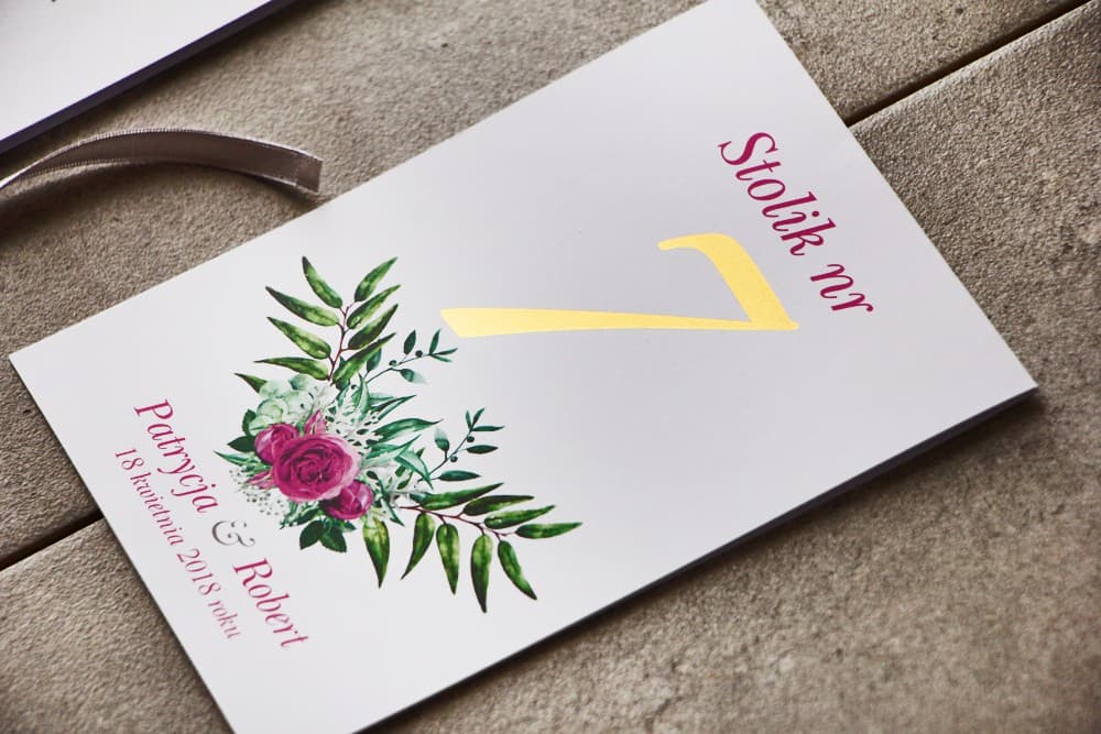 Złocone Numery na Stół Weselny z Różami Fuksja i Zielenią | Elegancka Numeracja Stołów Kwiatowa | Cykade nr 4