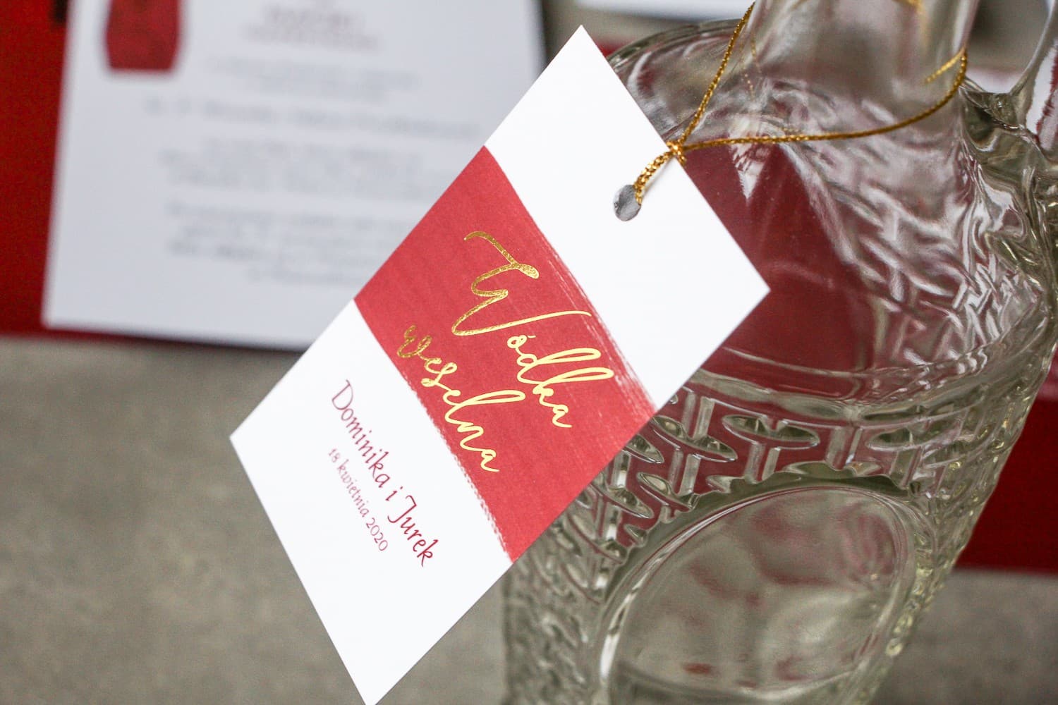 Eleganckie zawieszki na wódkę weselną z bordowym motywem i złoceniem | Zawieszki na alkohol | Verte nr 1