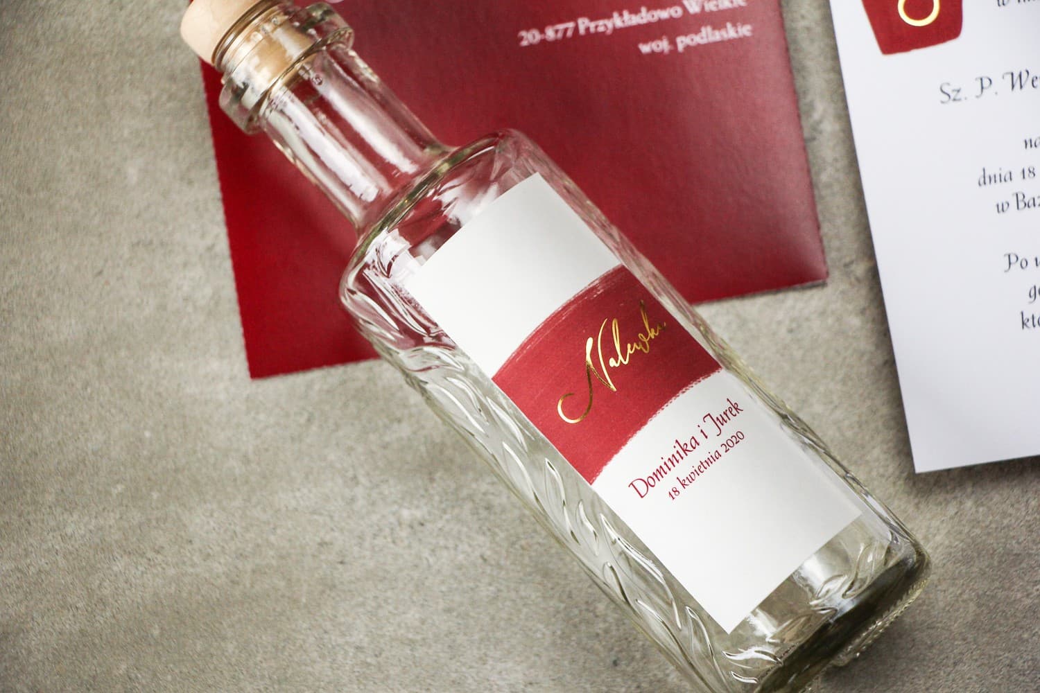 Buteleczki na nalewki weselne z bordową grafiką i złotym napisem | Podziękowania dla Gości | Verte nr 1
