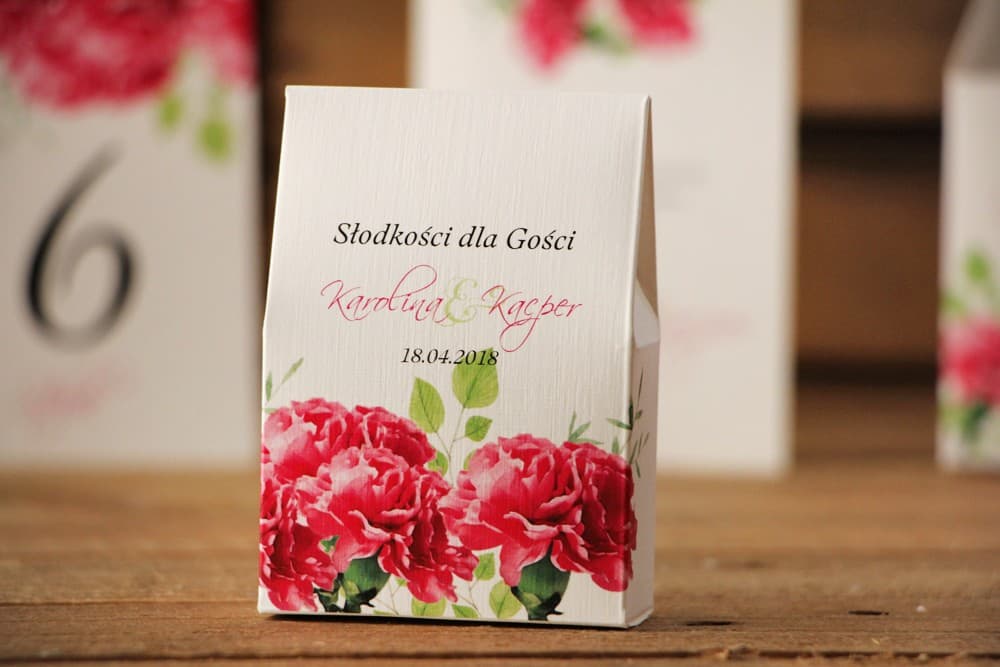 Pudełeczka z podziękowaniem dla gości, różowe kwiaty goździki ze słodyczami | Podziękowania dla gości weselnych | Akwarele nr 18