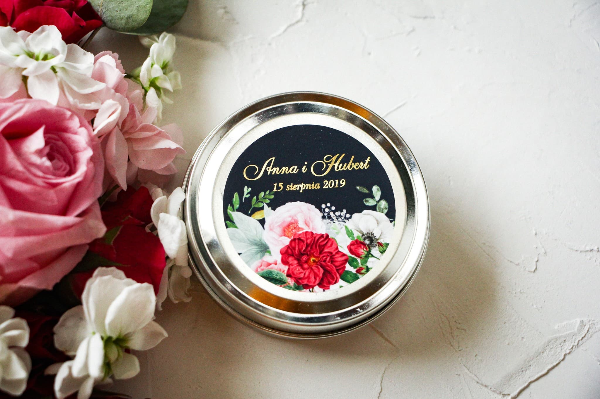 Sojowa Świeczka w Puszce Szafirowe nr 4 – Podziękowanie dla Gości z Piwoniami