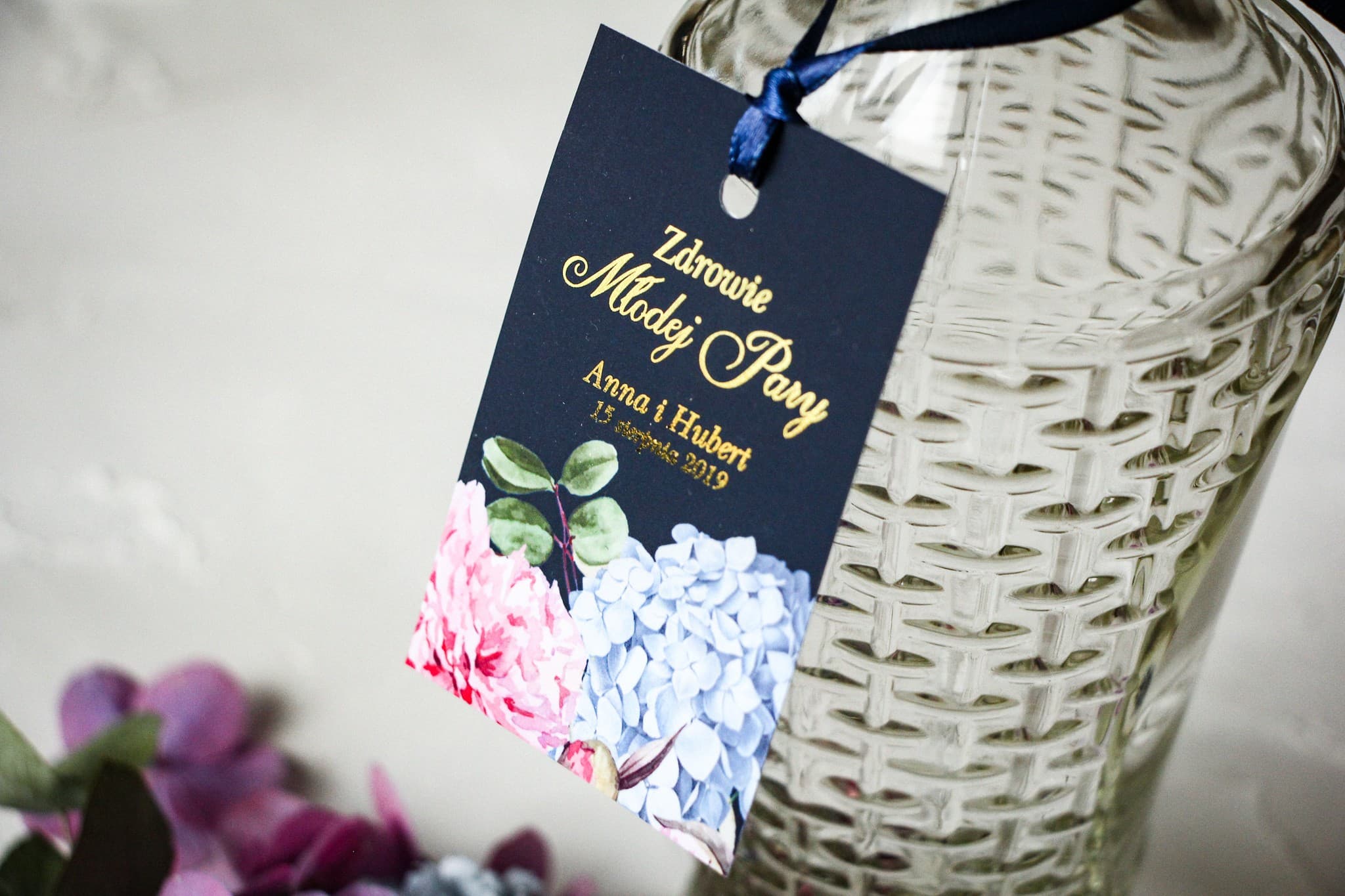 Złocone Zawieszki na Wódkę Weselną, Piwonie i Hortensje | Personalizowane Etykiety | Szafirowe nr 5