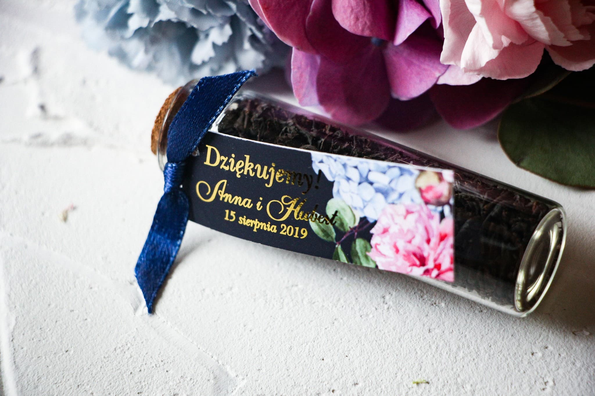 Złocone podziękowania dla gości z piwoniami, herbata w buteleczce | Oryginalne upominki weselne | Szafirowe nr 5