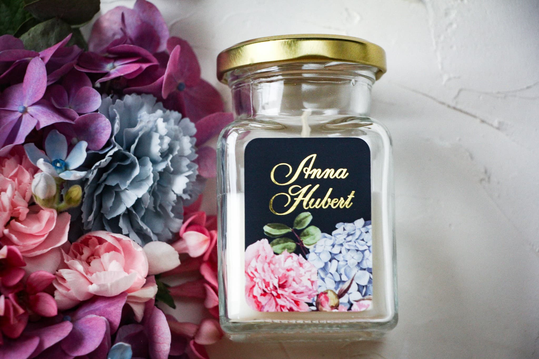 Świeczka Sojowa Szafirowe nr 5 – Podziękowanie dla Gości z Piwonią i Złoceniem