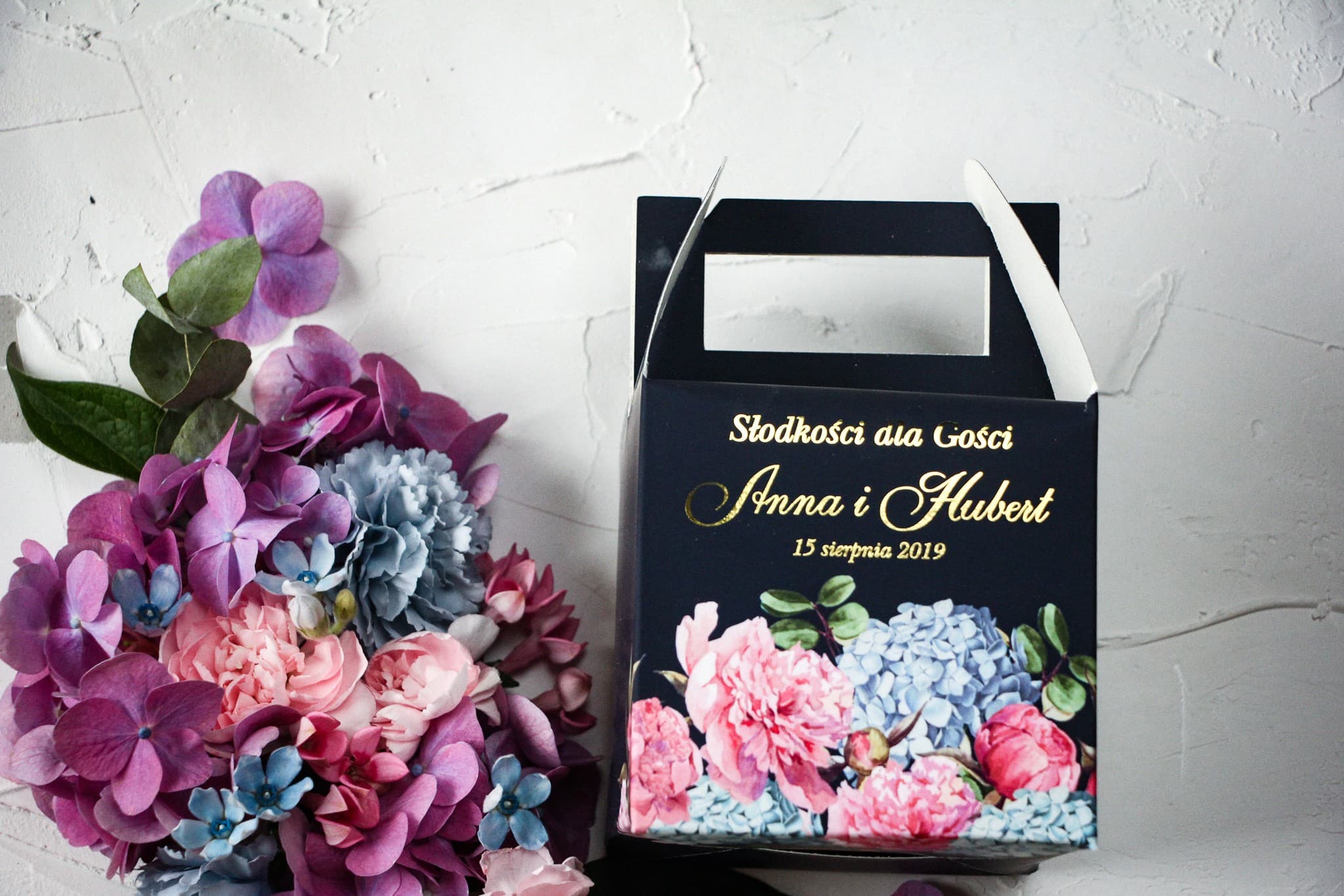 Złocone Pudełka na Ciasto Weselne z Kwiatami | Personalizowane Opakowania z Rączką dla Gości | Szafirowe nr 5