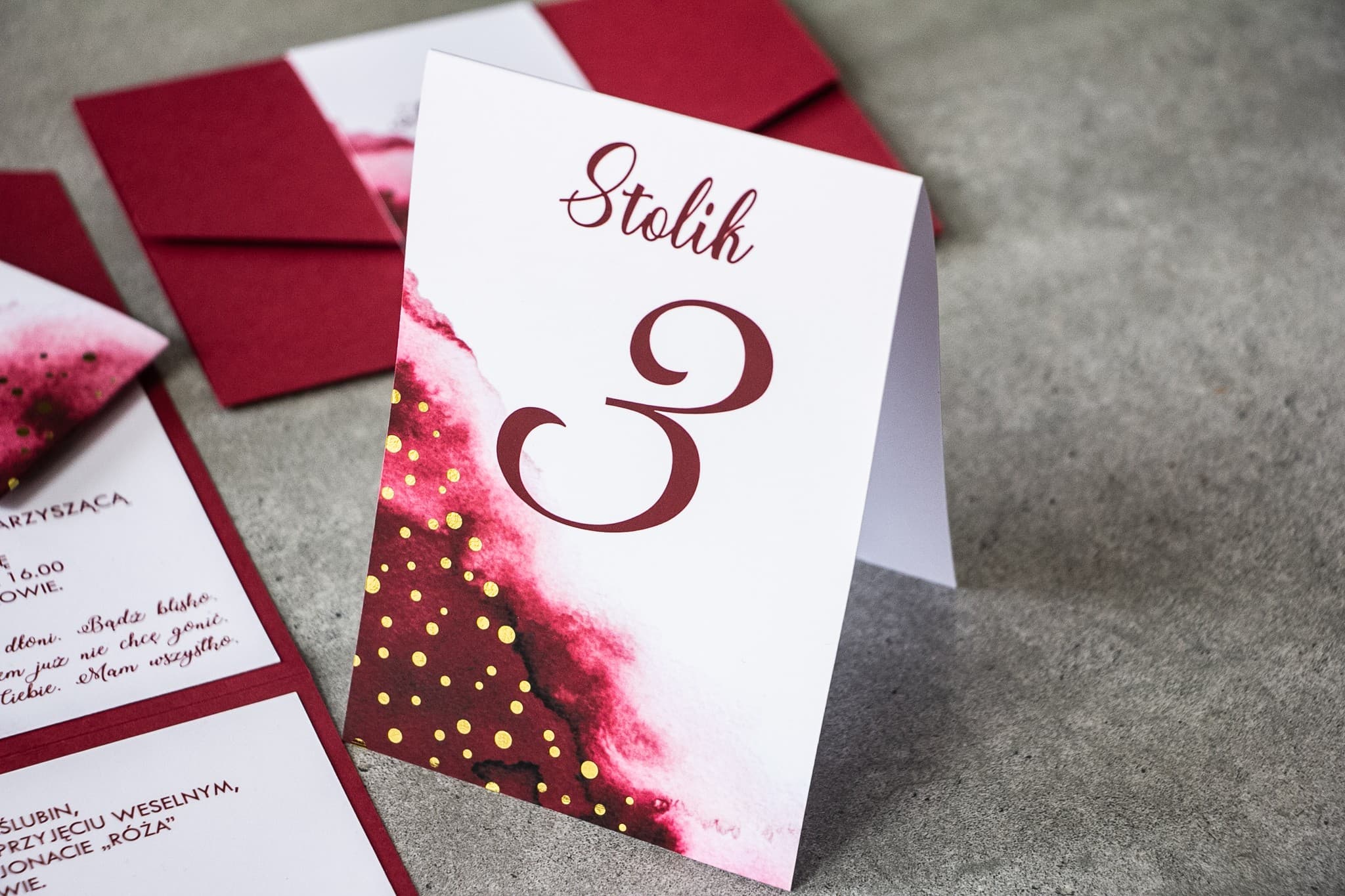 Eleganckie Numery na Stół Złocone Kropki | Numerki Weselne Burgundowe Glamour | Bakarto nr 2