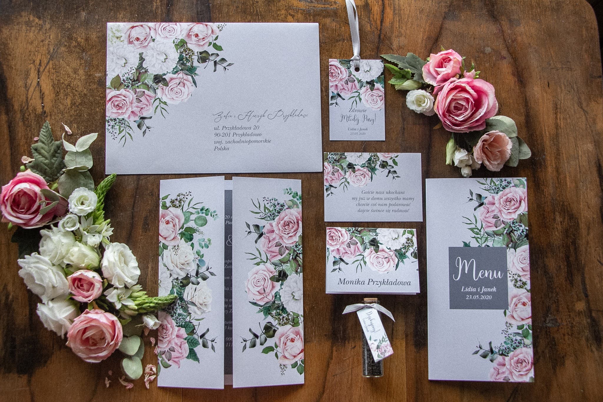 Próbki zaproszeń ślubnych i dodatków z delikatnej kolekcji Eteryczne nr 5