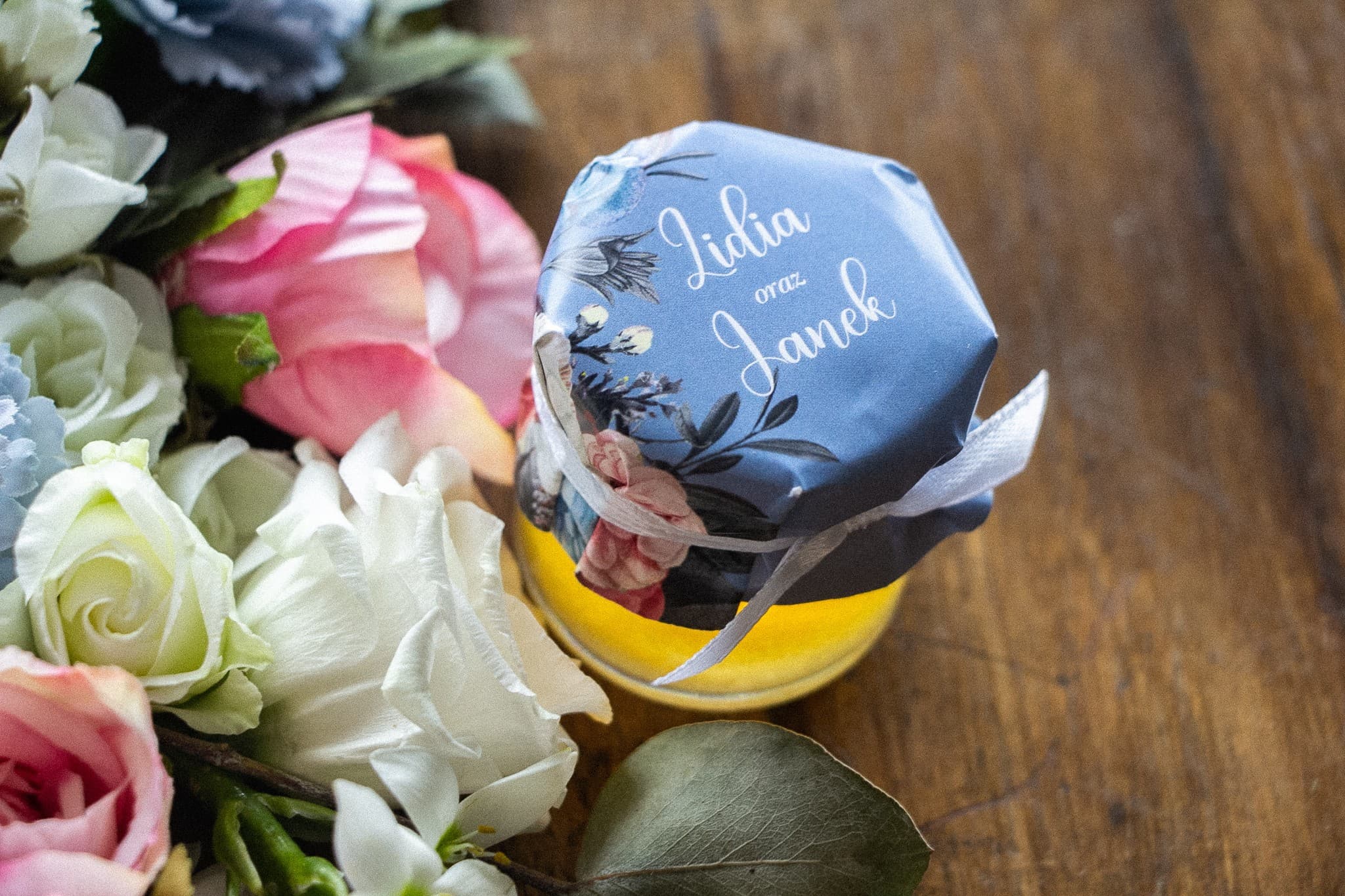 Polski Miód w Słoiczku Eteryczne nr 4 – Naturalny Upominek z Motywem Dusty Blue