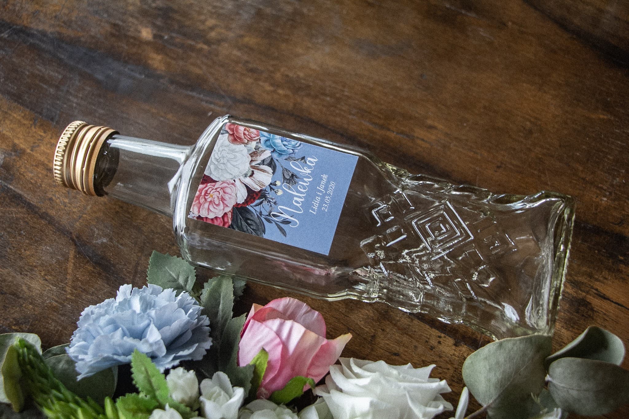 Butelki na Nalewkę Weselną Vintage z Etykietą | Podziękowania dla Gości Dusty Blue Piwonie | Eteryczne nr 4