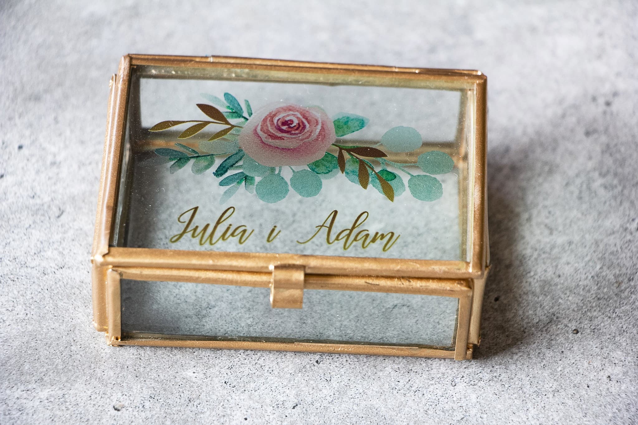 Szklana Szkatułka na Obrączki Rubin nr 2 – Złota z Motywem Różowych Piwonii