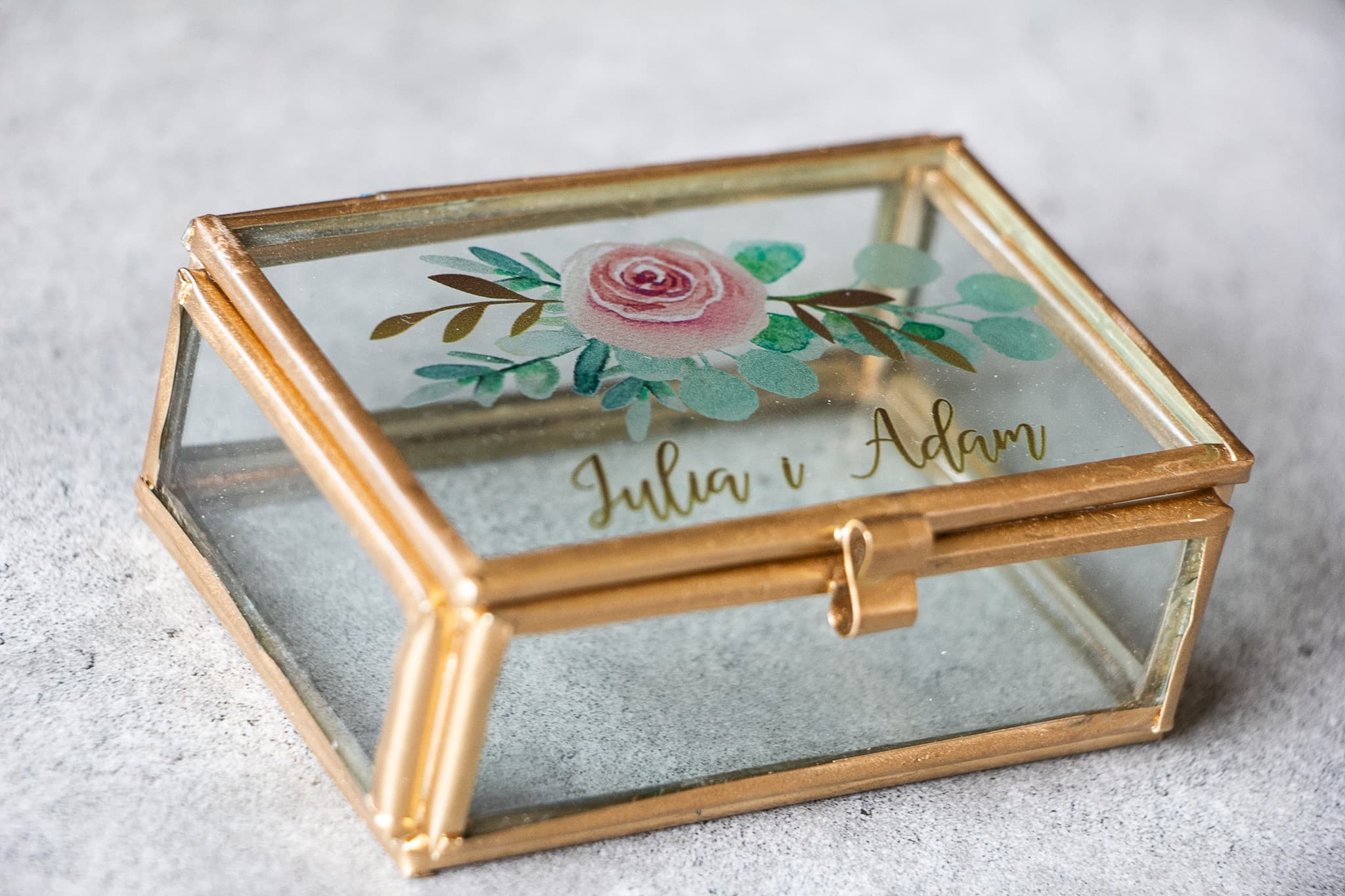 Szklana Szkatułka na Obrączki Rubin nr 2 – Złota z Motywem Różowych Piwonii - 3