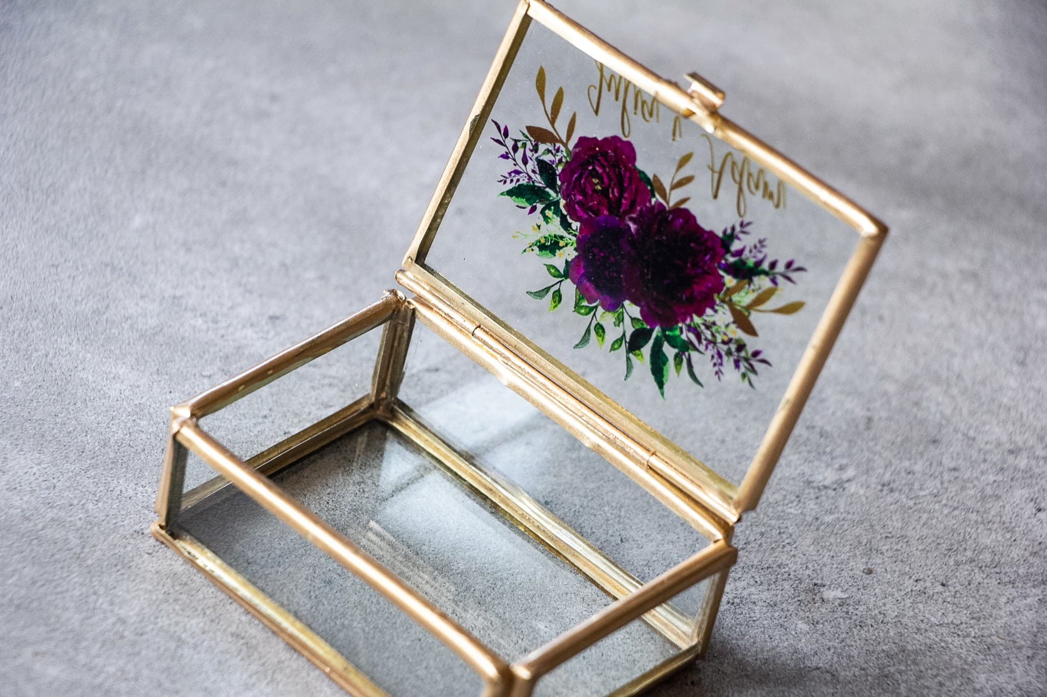 Szklana Szkatułka na Obrączki Rubin nr 3 – Złote Pudełko z Motywem Piwonii - 2