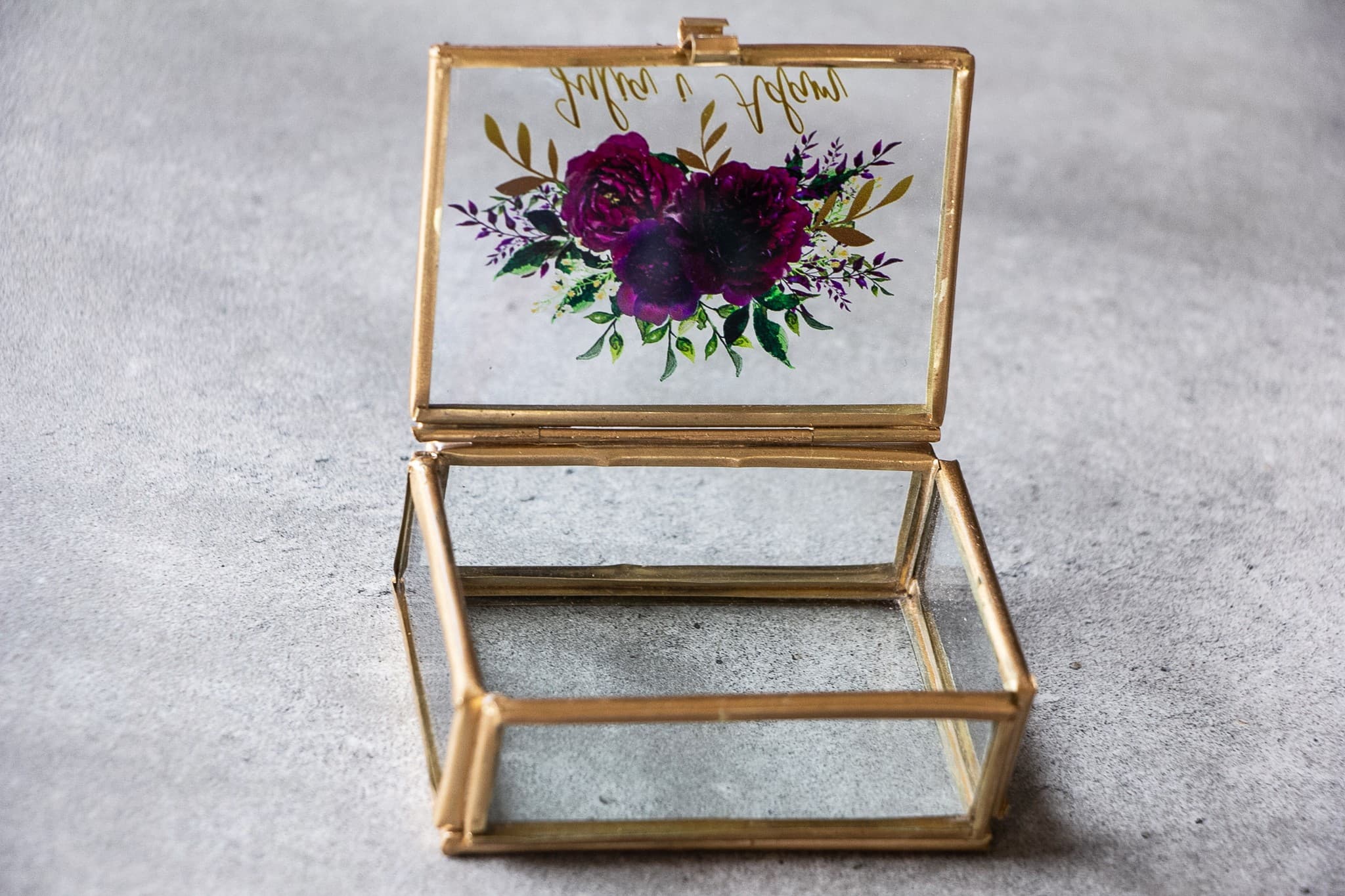 Szklana Szkatułka na Obrączki Rubin nr 3 – Złote Pudełko z Motywem Piwonii - 3