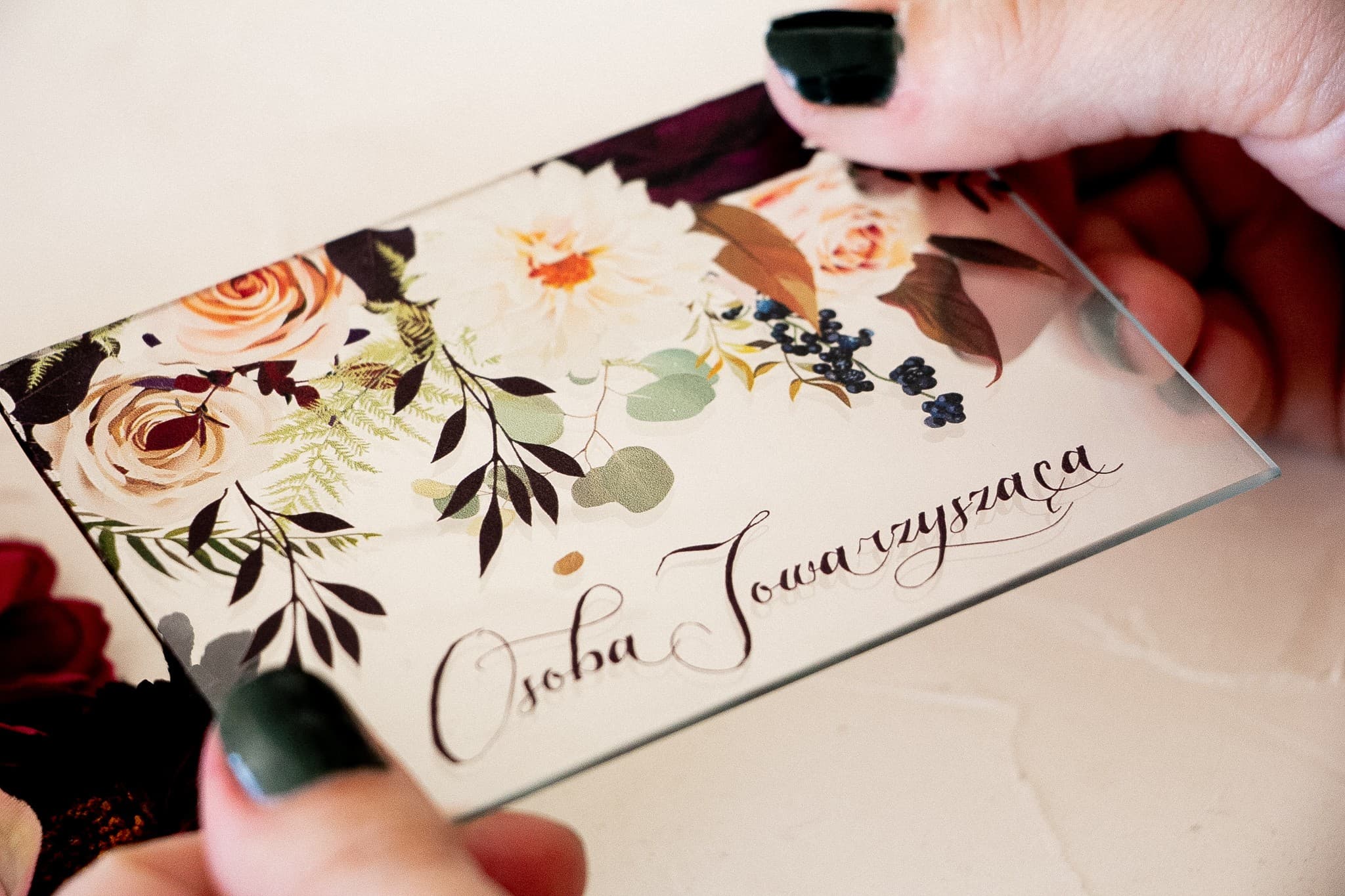 Winietki Ślubne Korani nr 2 – Szklane Wizytówki na Stół z Motywem Róż i Dalii