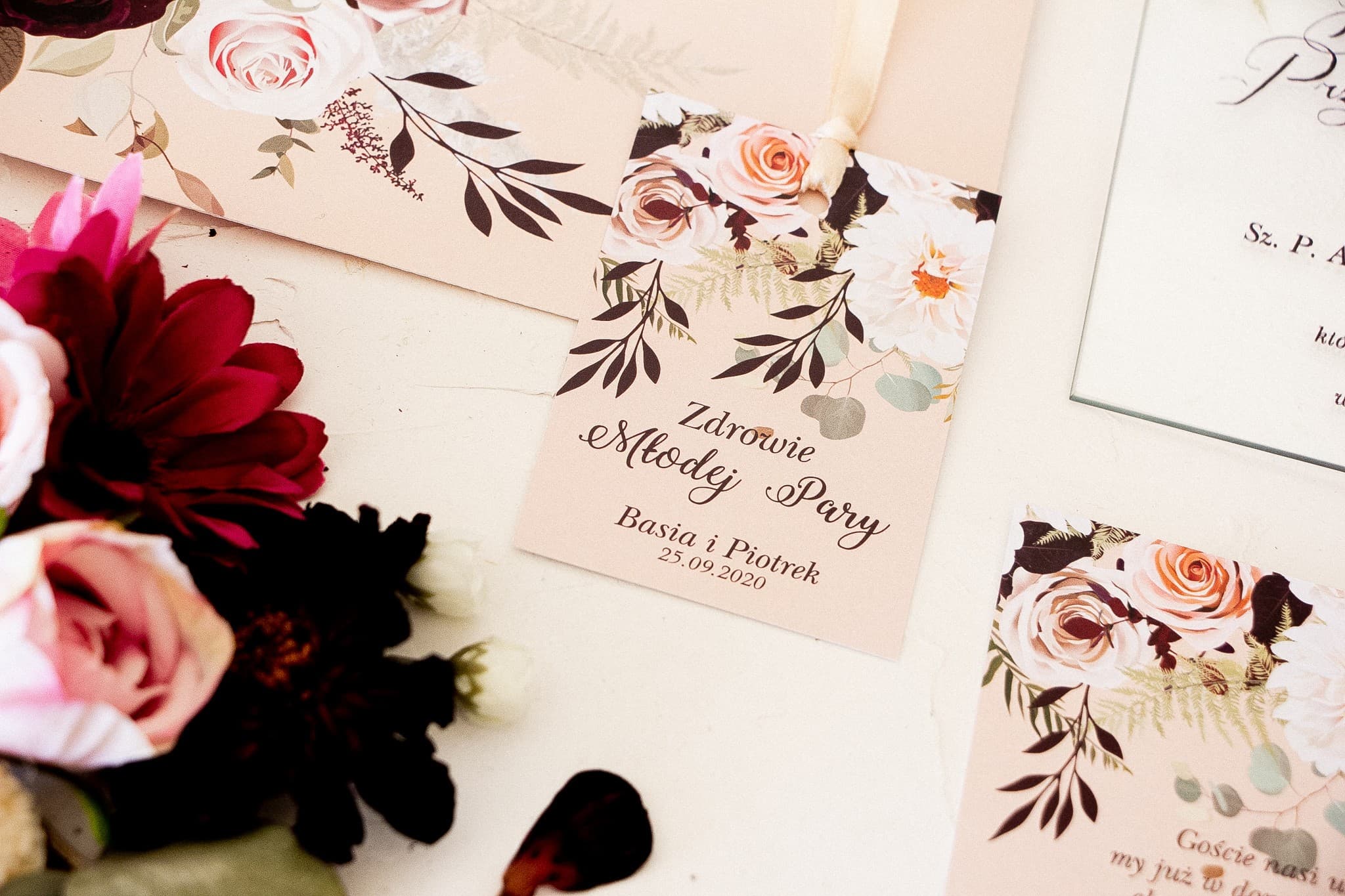 Kwiatowe Zawieszki na Alkohol z Daliami i Różami | Etykiety na Wódkę Weselną | Korani nr 2