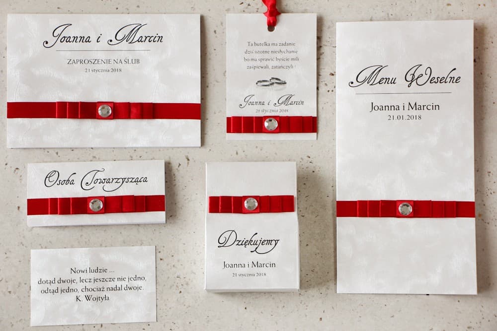 Klasyczne zaproszenia ślubne glamour z kokardką i cyrkonią na perłowym papierze – Amaretto nr 2 - 2