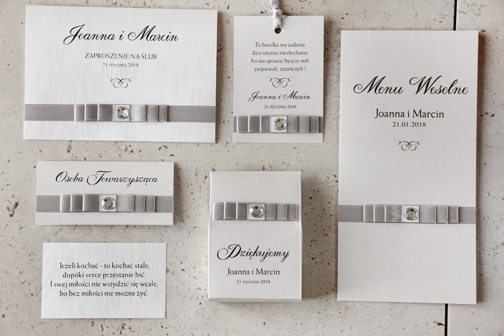 Zaproszenia ślubne glamour na perłowym papierze z cyrkonią i potrójną kokardą – Amaretto nr 3