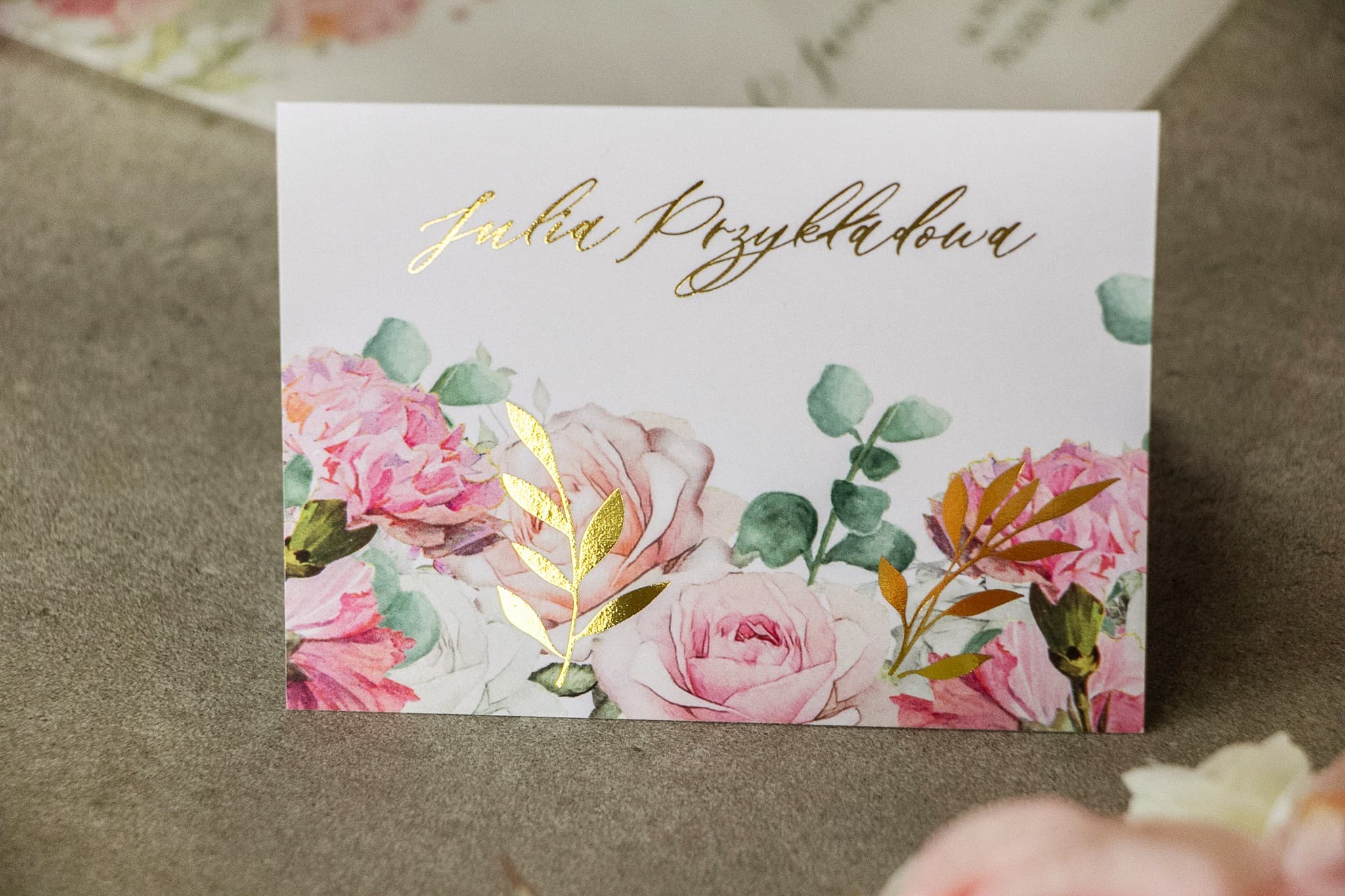 Winietki na Stół Rubin nr 9 – Złocone Wizytówki z Różowymi Kwiatami