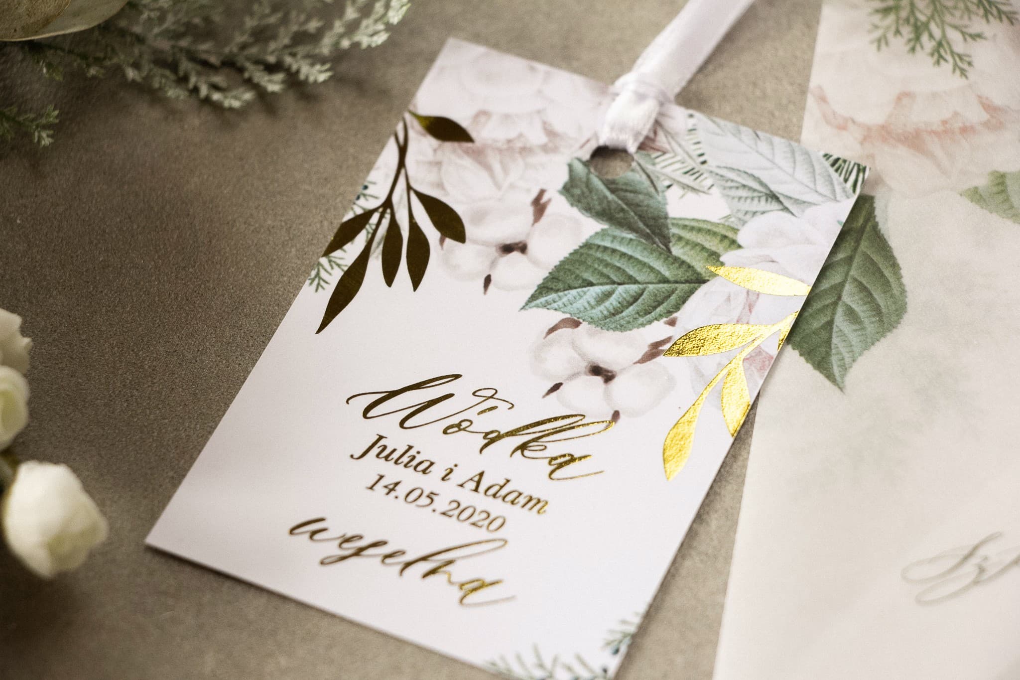 Złocone Zawieszki na Wódkę Rubin nr 6 – Eleganckie Karty z Motywem Gałązek