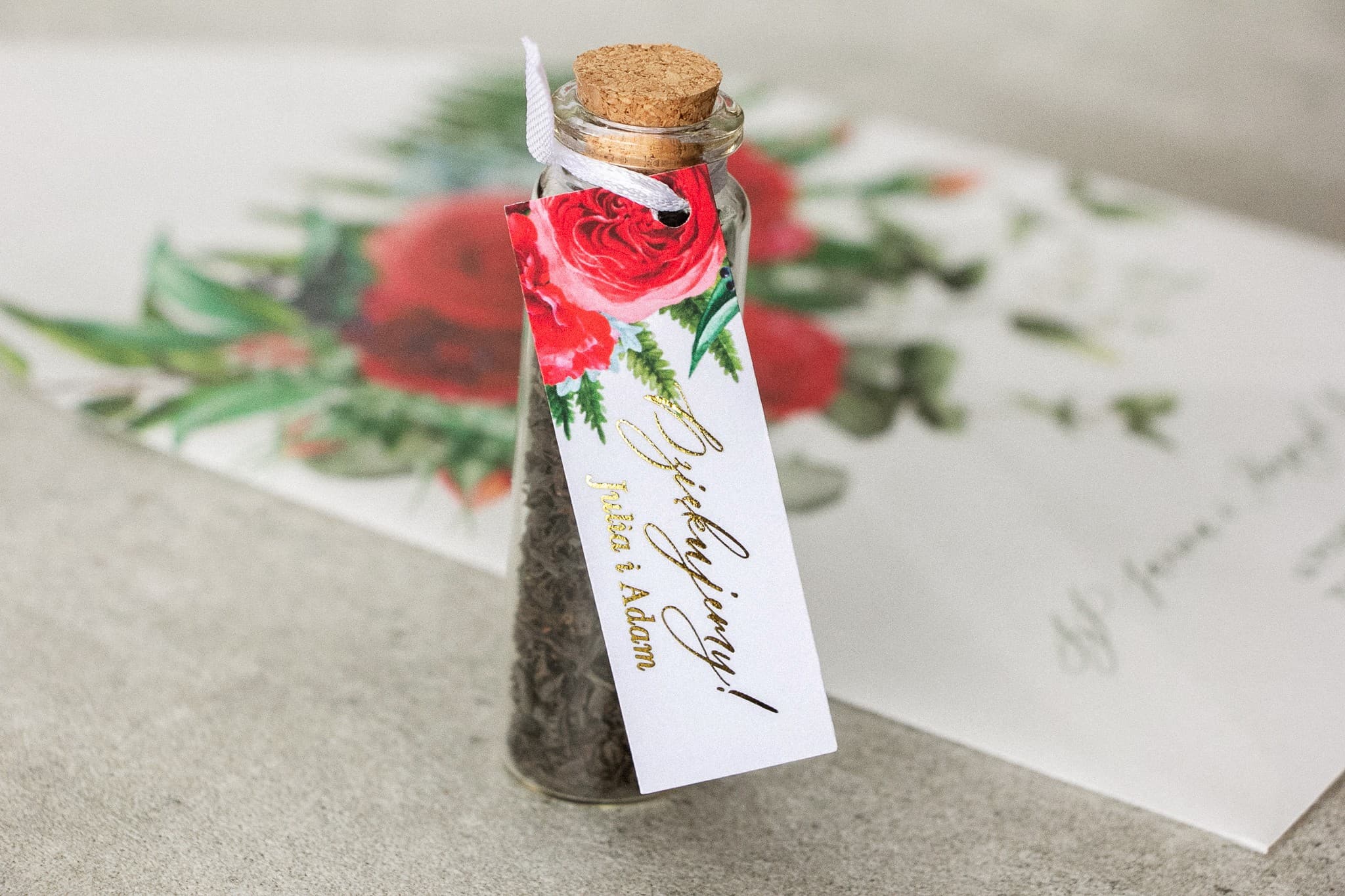 Podziękowania dla gości w formie herbaty w buteleczce ze złoceniem i bordową różą - Rubin nr 8