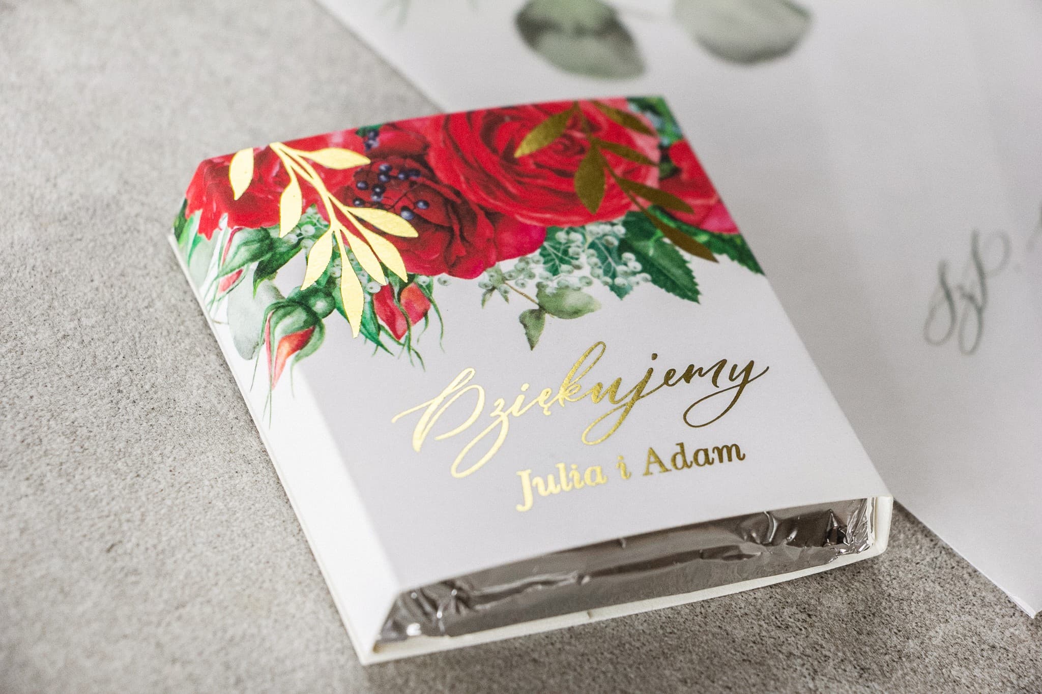 Podziękowania dla gości czekoladki z bordowymi różami i złoceniem w stylu glamour Rubin nr 8