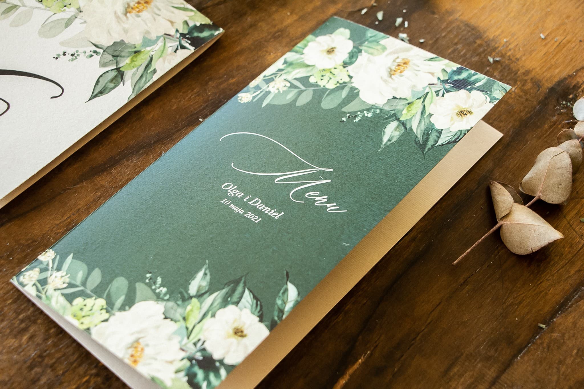 Menu Weselne Zielona Oaza | Menu na Stół Weselny z Białymi Kwiatami i Gałązkami | Topaz nr 2