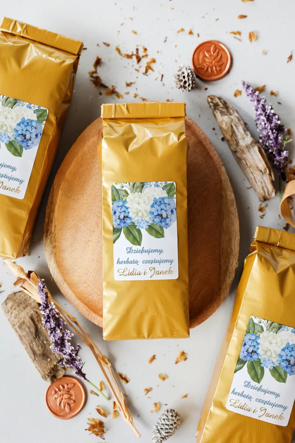 Herbata w złotej torebce z błękitną hortensją | Eleganckie podziękowania dla gości weselnych | Avril nr 1