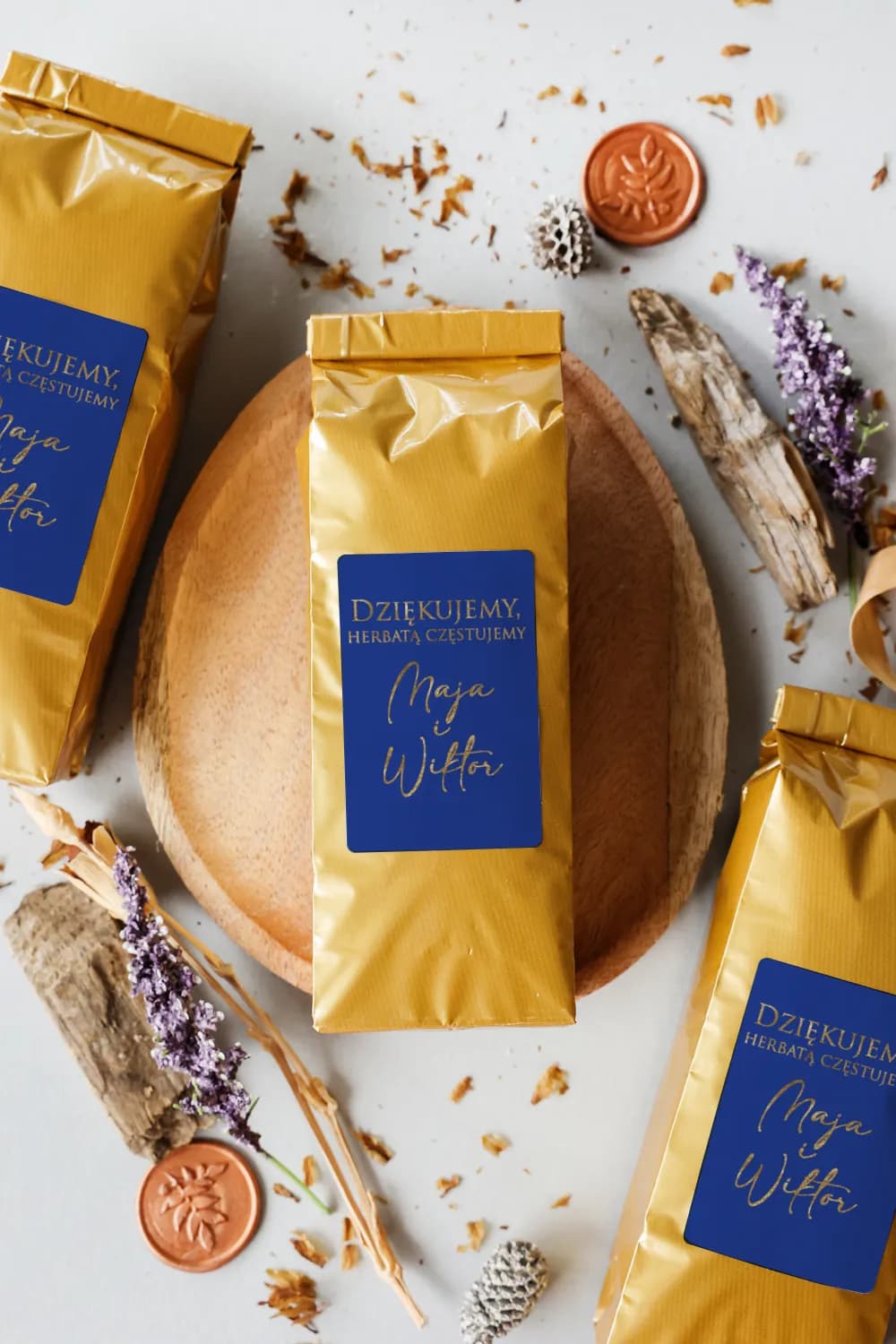 Herbata w złotej torebce z kobaltową etykietą, personalizowane upominki dla gości weselnych | Avril nr 7