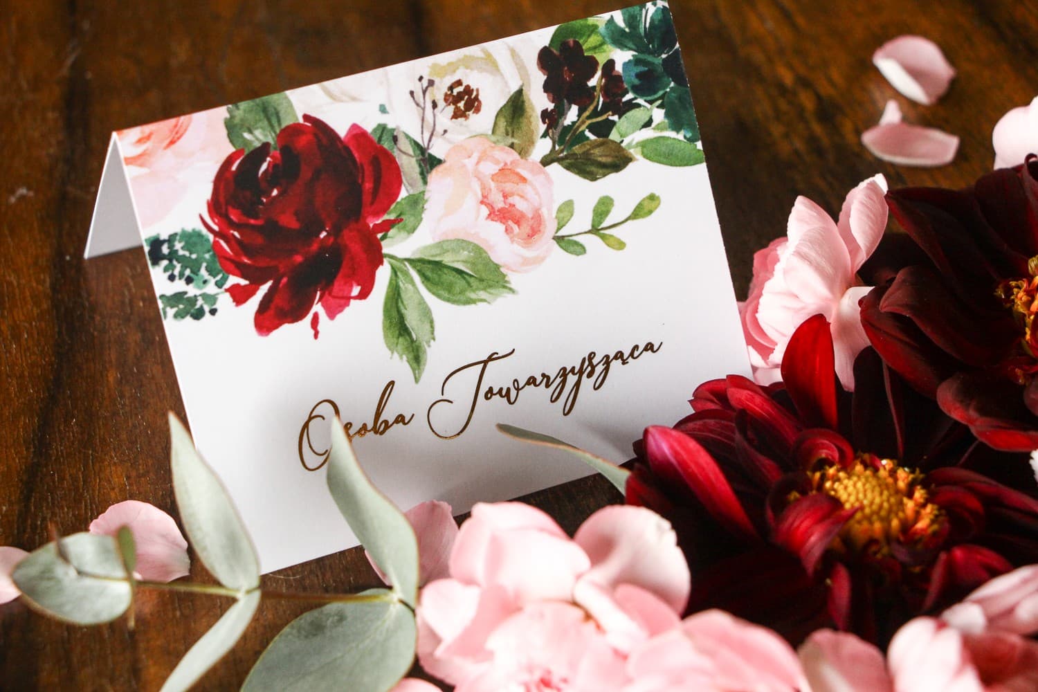 Winietki Ślubne Soreli nr 2 – Złocone Wizytówki na Stół z Bordowymi Daliami